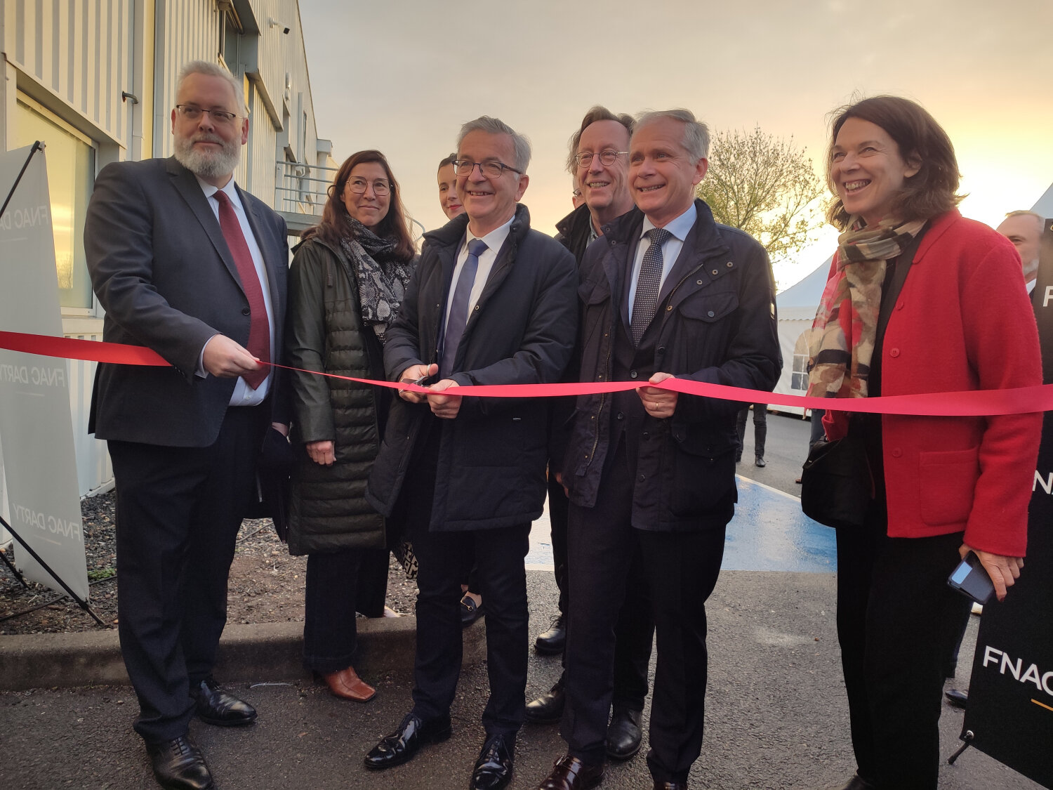 Vincent Gufflet (à gauche) et les élus locaux se prêtent à la cérémonie du ruban rouge. - © Républik Retail / CC
