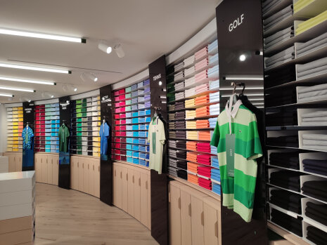 Les 50 coloris de polos sont présentés avec les différentes coupes. - ©&amp;#160;Républik Retail