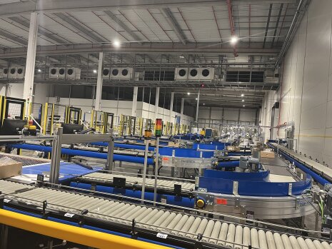 Entrepôt de Carrefour à Bourges, dont la parcelle liée à l'activité frais a été mécanisée par Fives - © D.R.