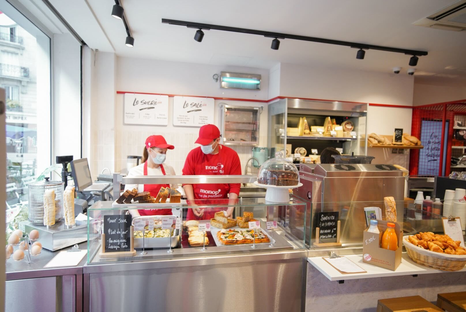 Un espace restauration est implanté à l’entrée du magasin. - © Monoprix