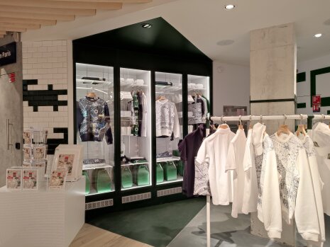 La collection Champs-Elysées séduira les touristes et n&amp;#039;est vendue que dans ce magasin. - ©&amp;#160;Républik Retail