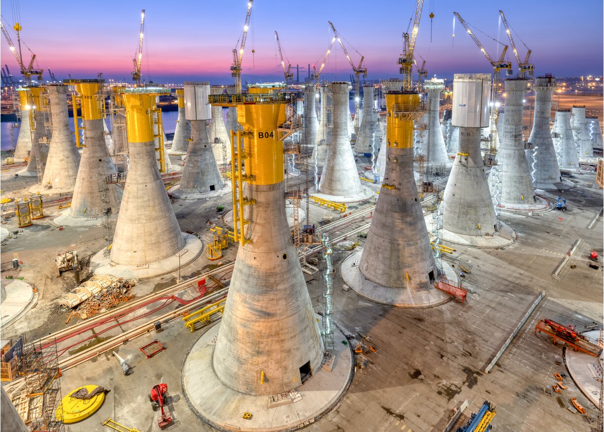 Bouygues Travaux Publics, au sein d’un consortium avec Saipem et Boskalis, a réalisé un exploit majeur en construisant et en installant en un temps record les fondations des 71 éoliennes du parc éolien en mer de Fécamp, en Normandie - © BASILE Jacques