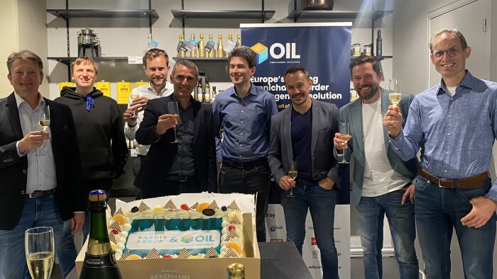 Les équipes de Hardis Group et Magnus Black célébrant leur union. - © D.R.