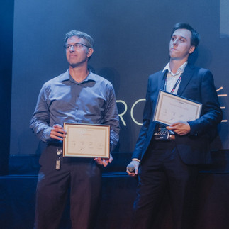 Photo entre les deux entreprises qui ont recu un trophée