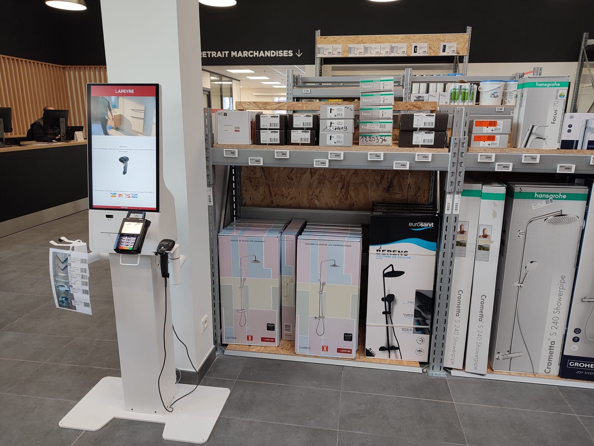 Lapeyre a ajouté dans son nouveau concept un espace libre-service pour produits ne demandant pas forcément de conseils. - © Républik Retail / CC
