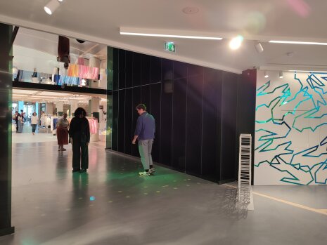 En passant dans cette zone, les visiteurs "bousculent" des balles de tennis virtuelles au sol sous fond sonore de court de tennis. - ©&amp;#160;Républik Retail