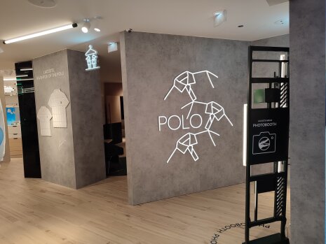 Un photobooth est installé à côté des cabines à l&amp;#039;étage. - ©&amp;#160;Républik Retail