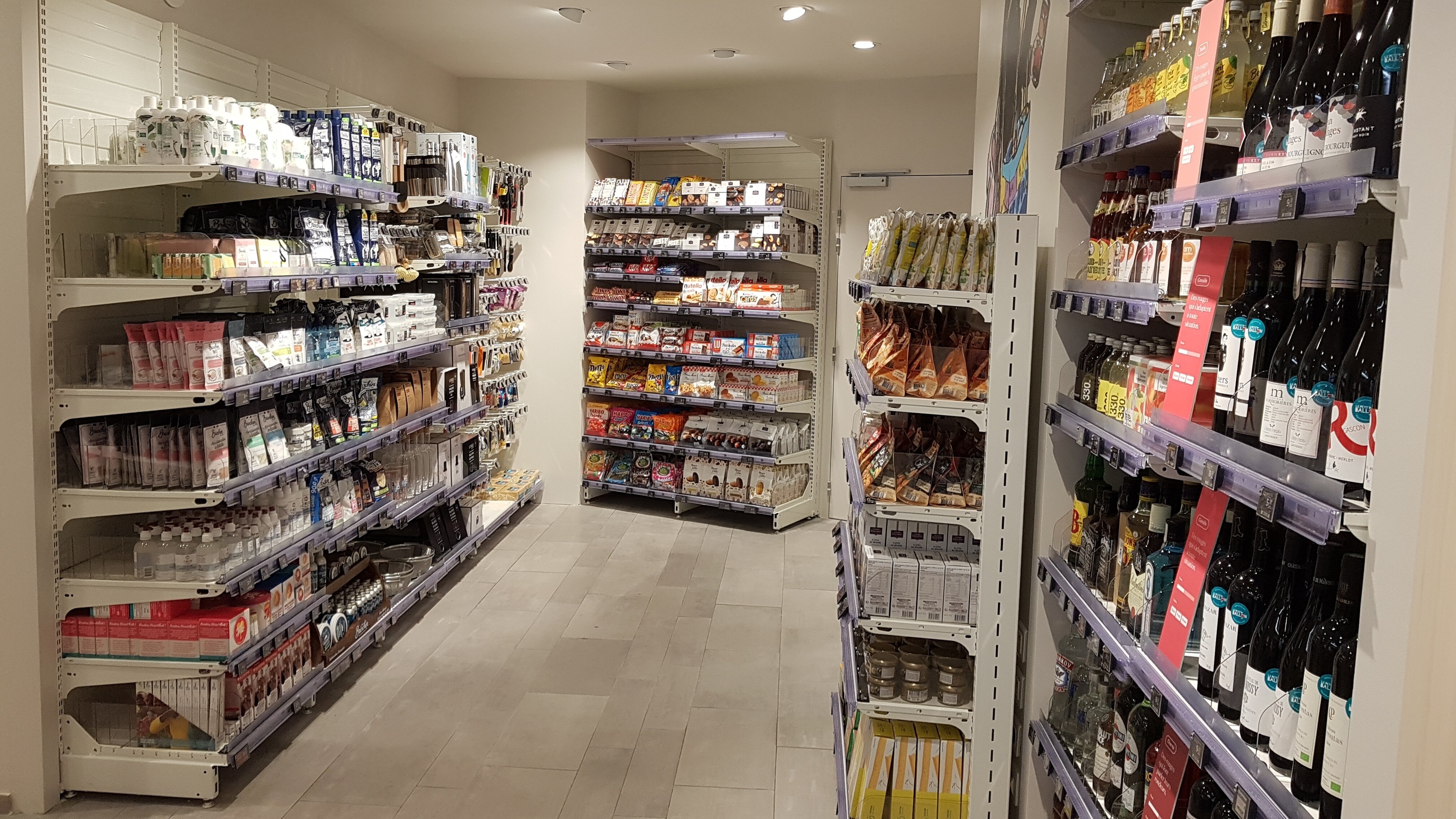 Environ 400 références de dépannage alimentaire et non alimentaire sont disponibles à la vente. - © CC / Républik Retail