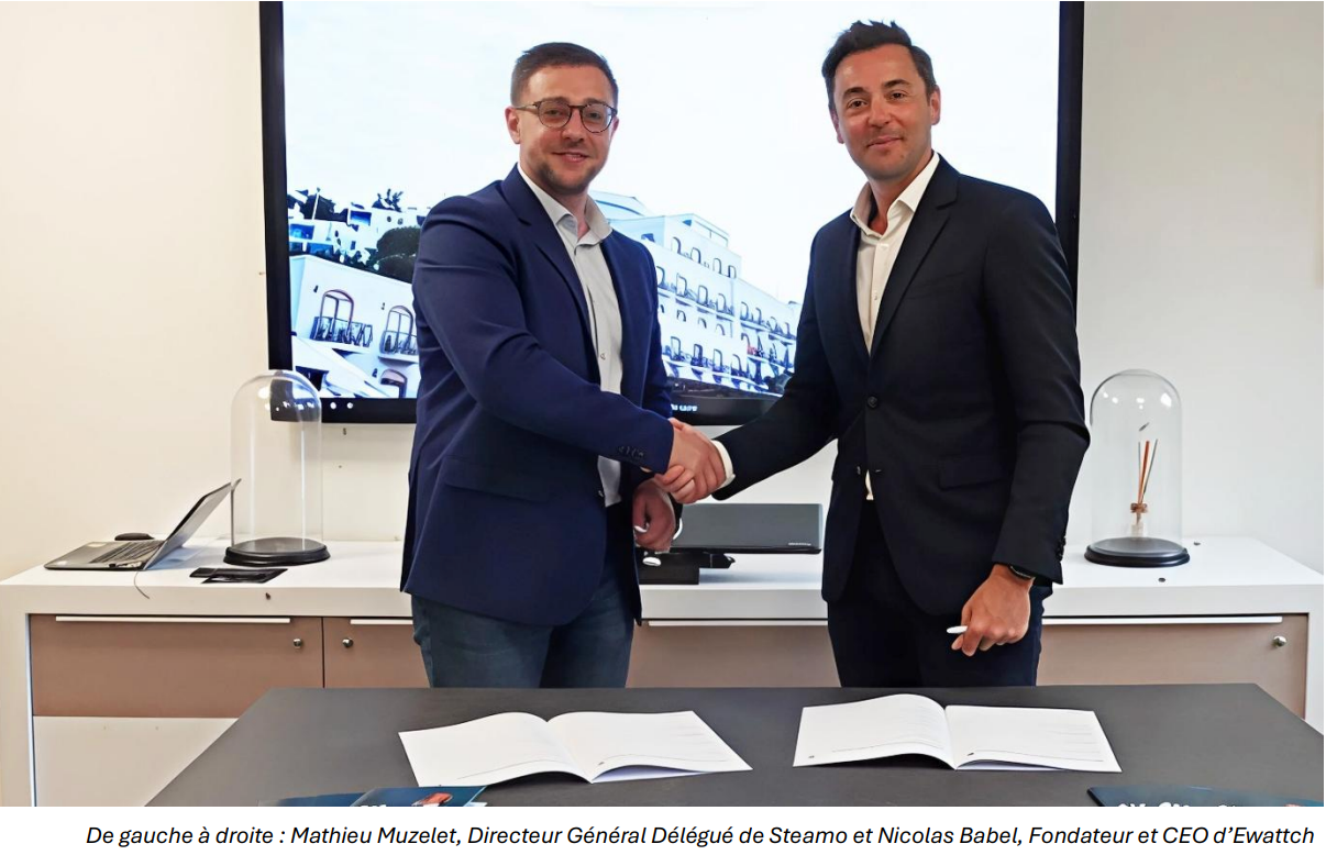 Mathieu Muzelet, directeur général de Steamo, et Nicolas Babel, fondateur et CEO d’Ewattch, se serrant la main lors de la signature du partenariat.