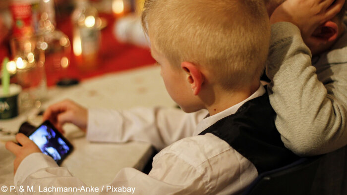 Les écrans, même professionnels, attirent les enfants. - © P. &amp; M. Lachmann-Anke / Pixabay