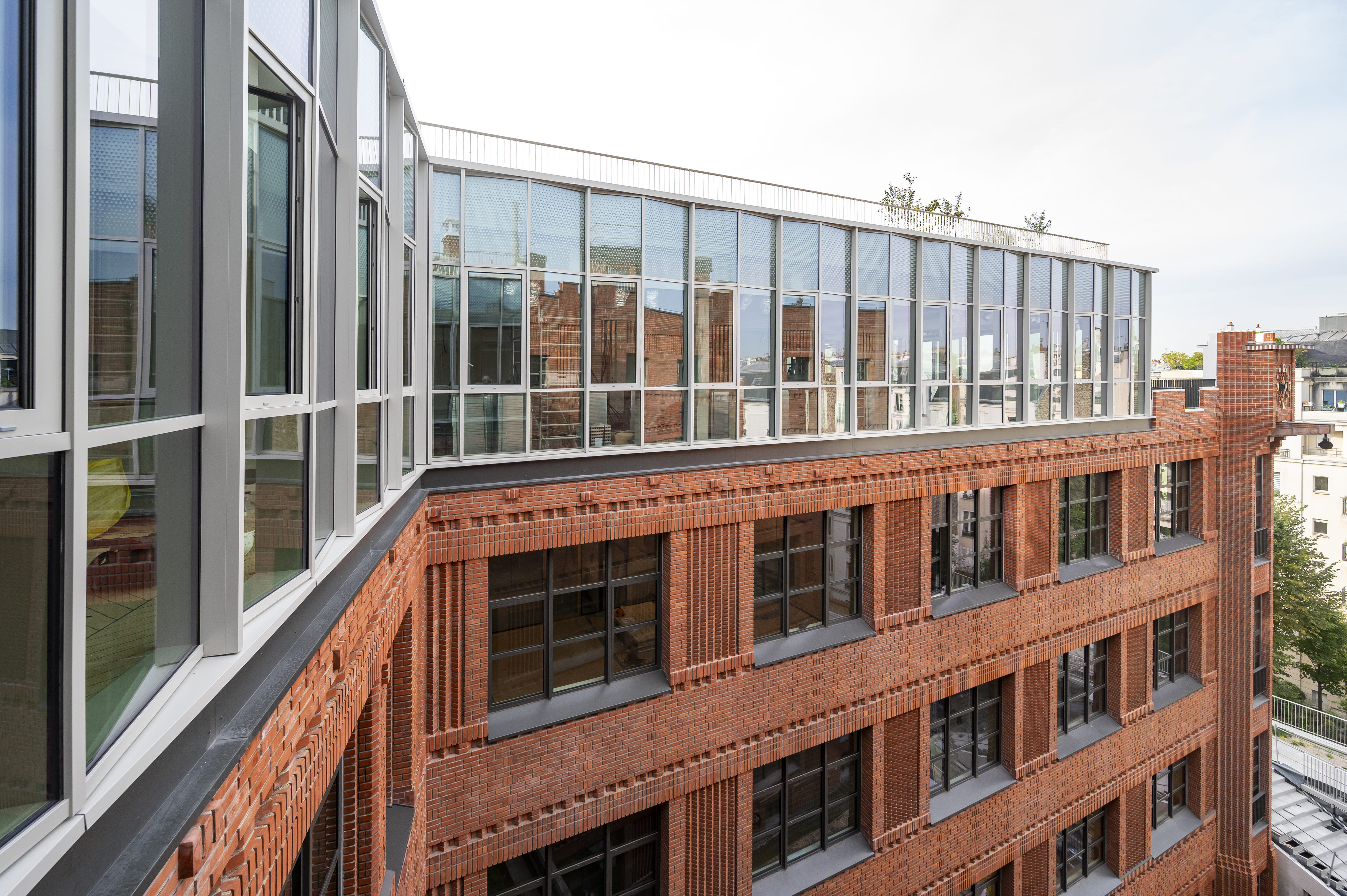 Le couronnement vitrée du bâtiment Edimbourg - © Covivio