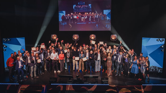 Les gagnants de la 11e Nuit du commerce connecté réunis sur la scène du théâtre Mogador. - © MANUEL ABELLA