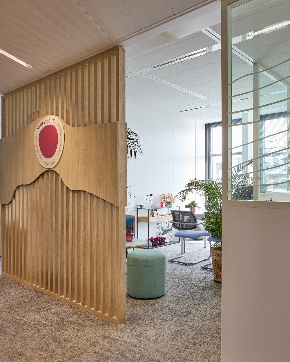 À Boulogne-Billancourt, Idoine signe les nouveaux bureaux de Stéarinerie Dubois, un projet mêlant nature, collaboration et identité de marque.