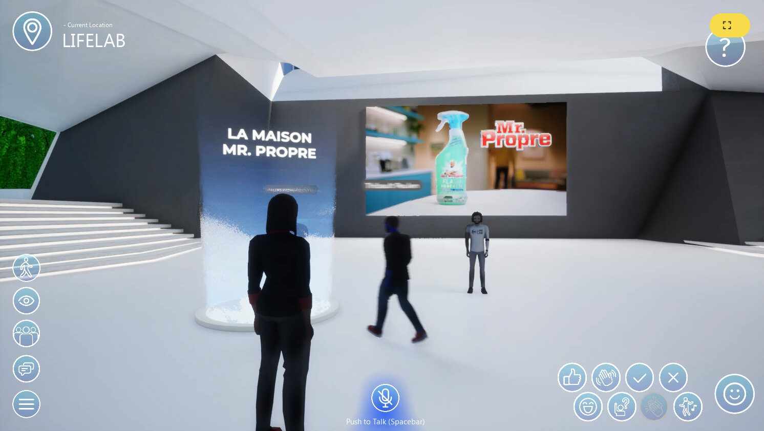 En entrant sur plate-forme, on arrive sur une agora avec un portail pour accéder au jeu. - © Républik Retail