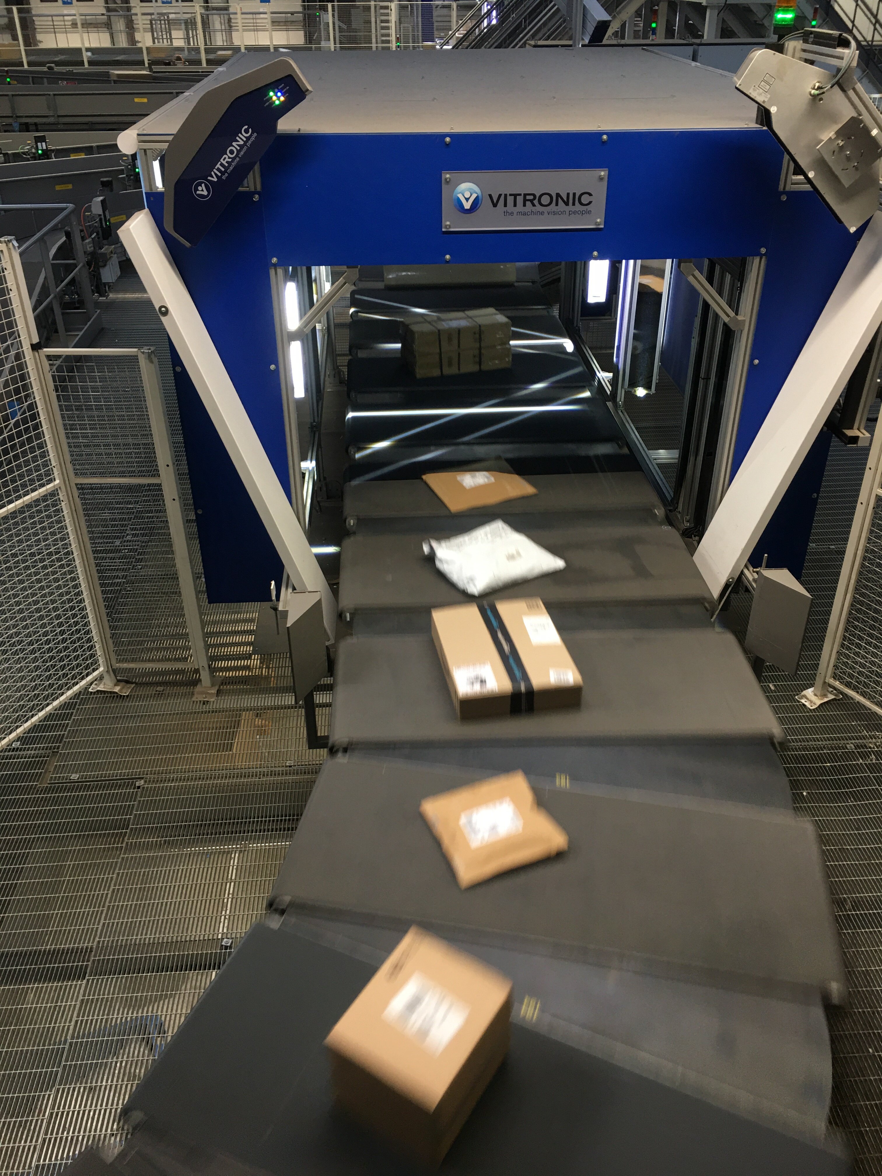 Les colis sont analysés par des caméras qui permettent de les orienter en moins de 3 minutes vers les bons points de chargement. - © Républik