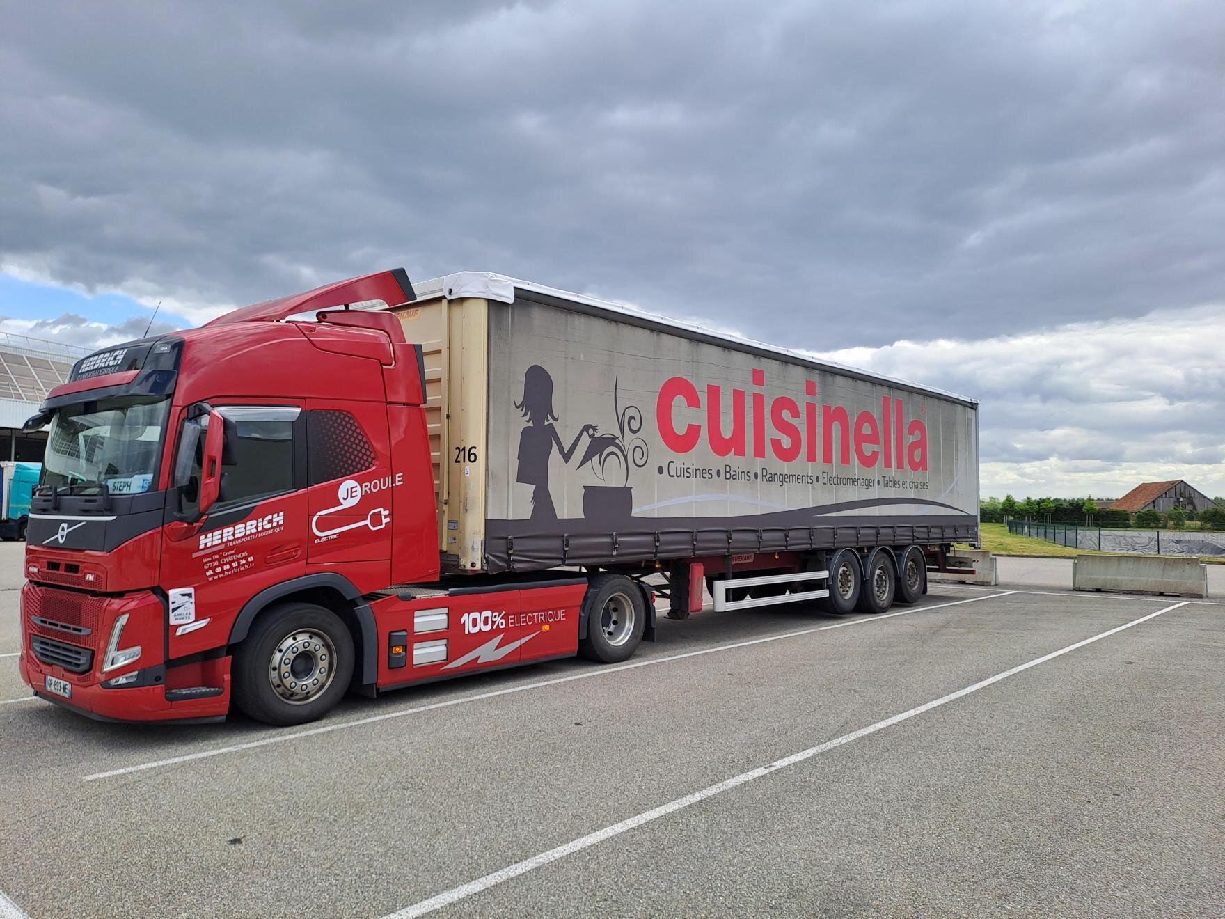 Schmidt Group électrifie sa flotte de navettes entre ses usines. - © D.R.