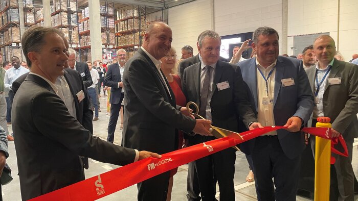 Le DG de Seb, Stanislas de Gramont, entouré par les élus locaux et représentants de FM Logistic. - © D.R.