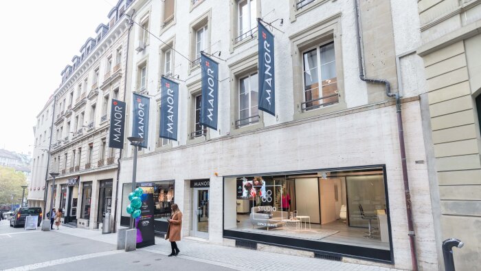 Manor compte 59 grands magasins, 27 supermarchés Manor Food et 23 restaurants Manora en Suisse.  - © D.R.