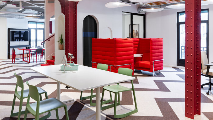 Vitra a accompagné Louboutin dans la conception de ses nouveaux espaces de travail à Paris. - © Vitra