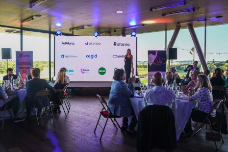 Jade Sauzet présente les sponsors du gala : Akeneo, Comarch, Lakaa, Cegid, Adalong, Pricer, ReachFive, AnyCommerce,Lizee. - ©&amp;#160;Républik Retail