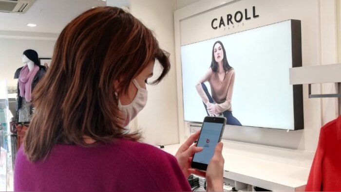 Caroll est en train d’équiper ses vendeurs de smartphone pour digitaliser la relation avec le siège. - © Caroll