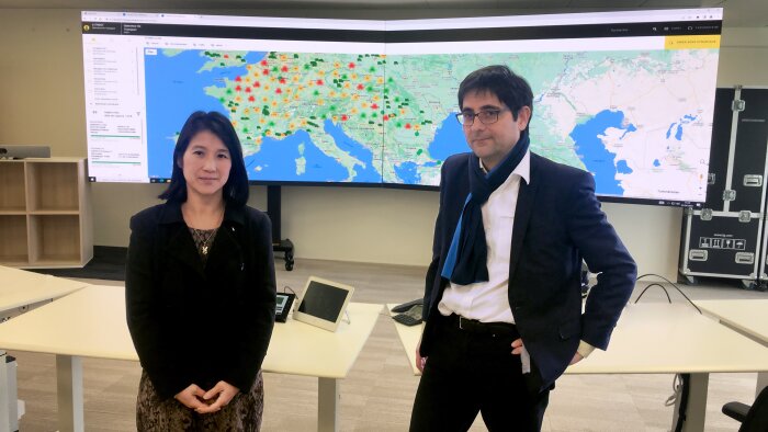 Quynh-Nhu Neve et Jean-François Salles dans la salle de pilotage de la Control Tower à Vélizy.. - © Républik