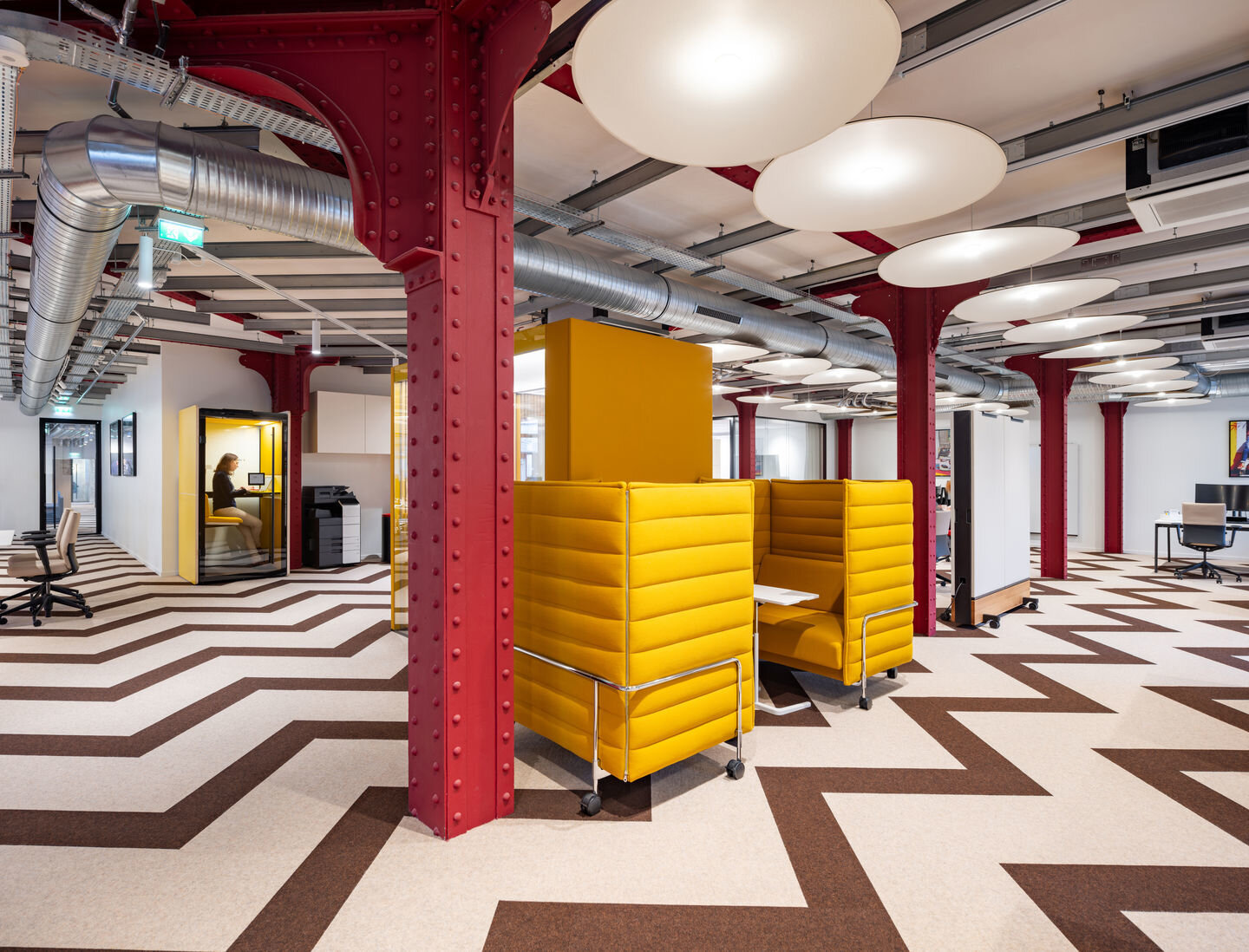 L’aménagement des nouveaux bureaux de Louboutin par Vitra. - © Vitra/Frederic Baron-Morin