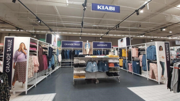 Sur 42m², Kiabi propose 150 références dédiées à la maternité et aux grandes tailles. - © Kiabi