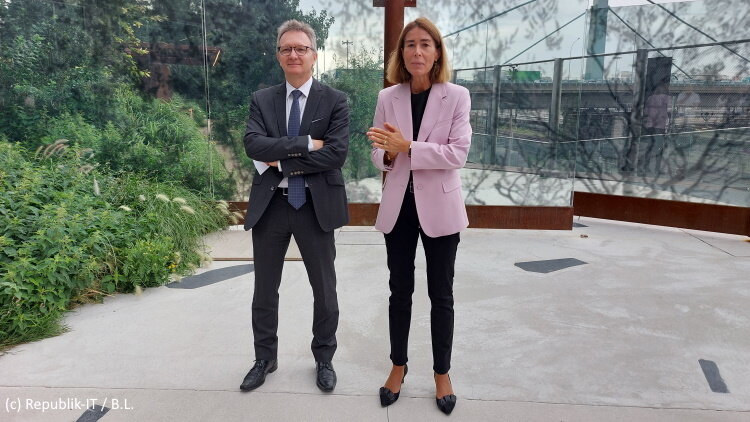 Béatrice Lafaurie, directrice générale en charge des Ressources Humaines du Groupe BPCE, et Laurent Benatar, directeur général Technologies et Opérations du Groupe BPCE, ont présenté les innovations réalisées à l’occasion de la mise en place du nouveau siège. - © Républik IT / Bertrand Lemaire