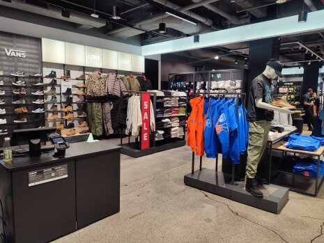 Foot Locker Times Square - ©&amp;#160;Républik Retail / C.Chenevoy