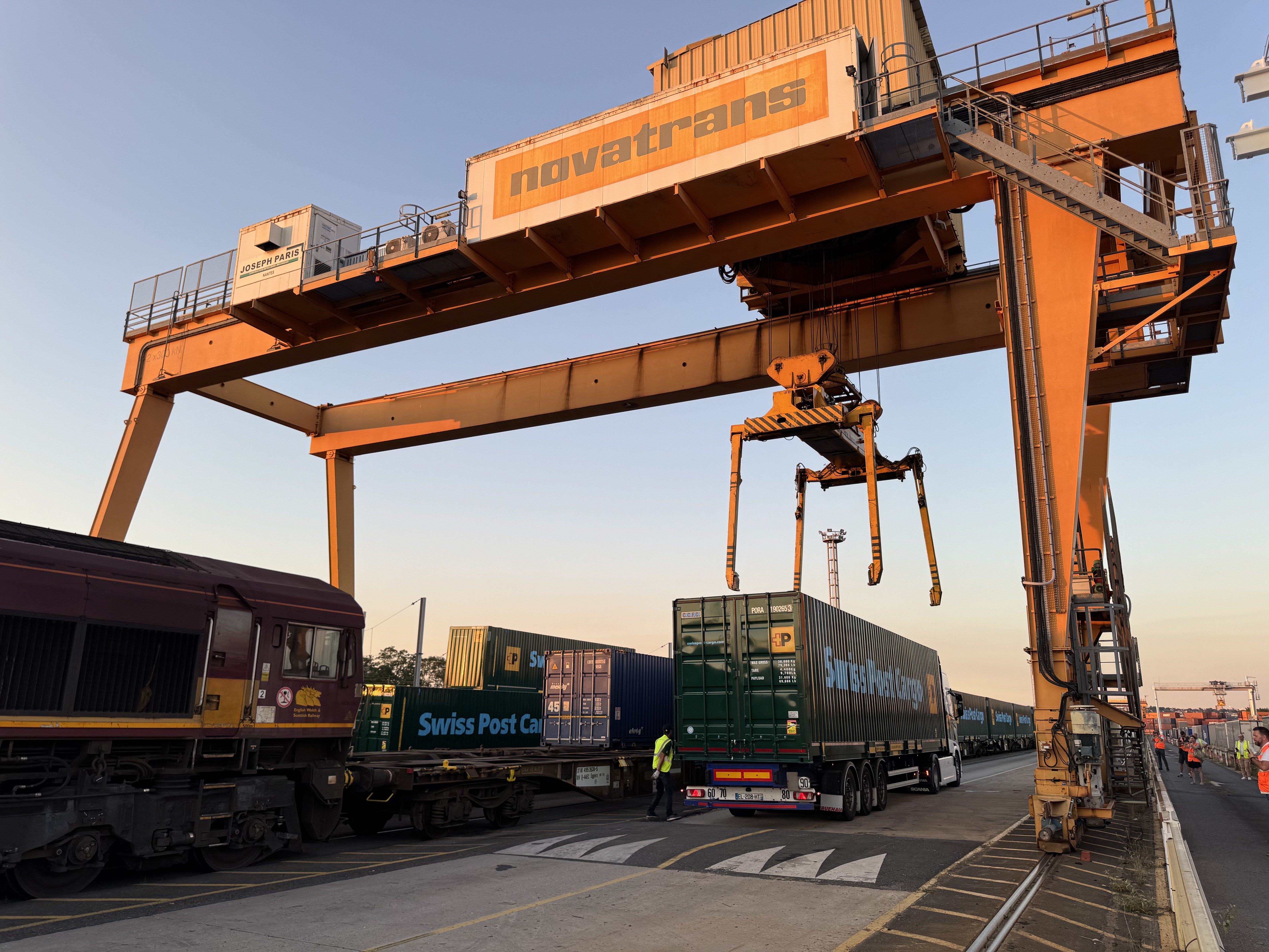 Un train de 36 containers est acheminé chaque jour de Metz à Valenton. - © D.R.