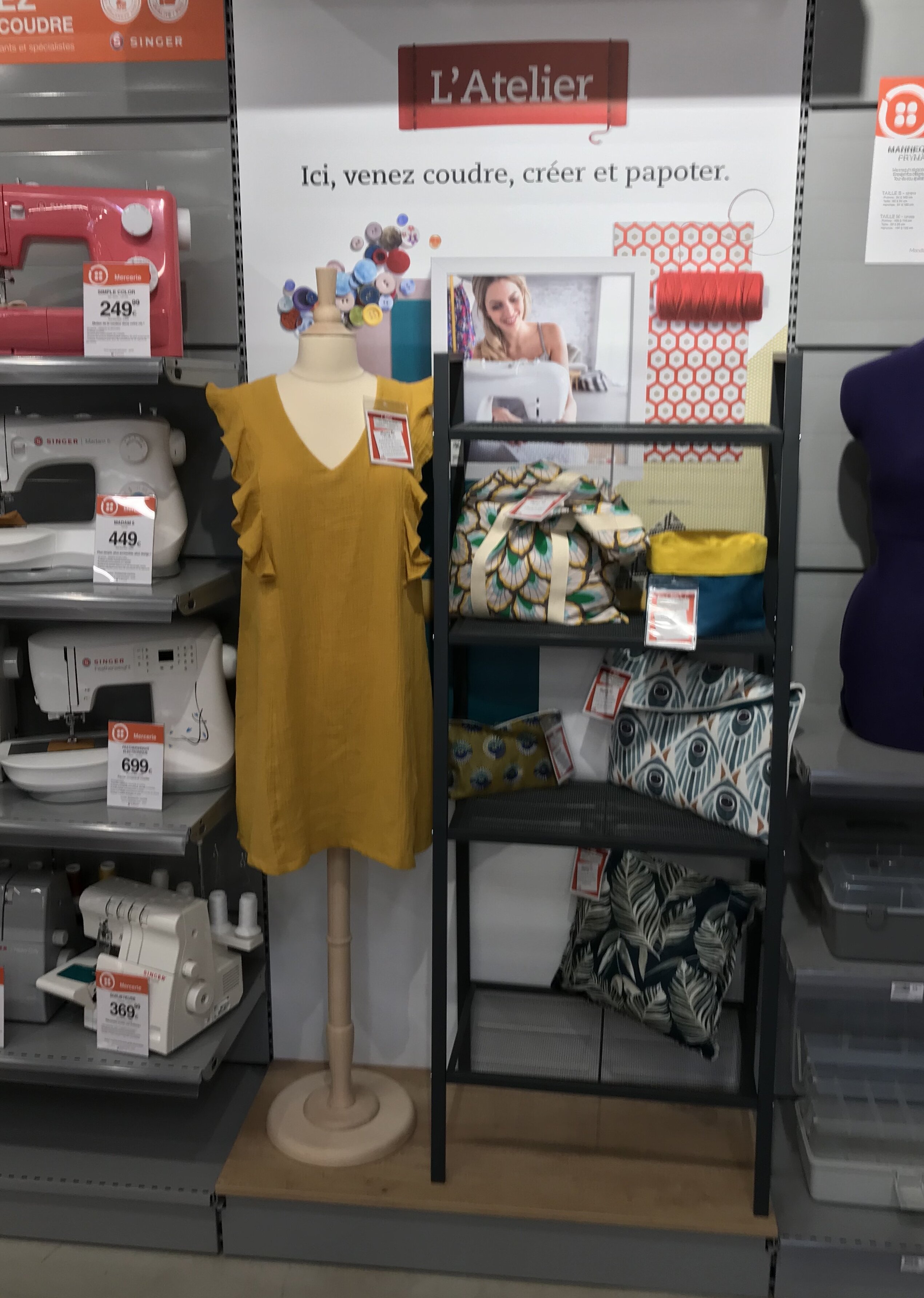 Le magasin sert de lieu d’échanges pour les clients fans de couture. - © Mondial Tissus