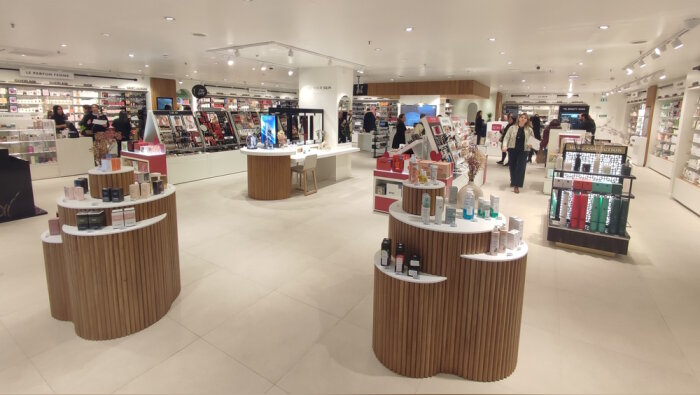 Marionnaud ajoute du bois dans son nouveau concept. - © Républik Retail / CC