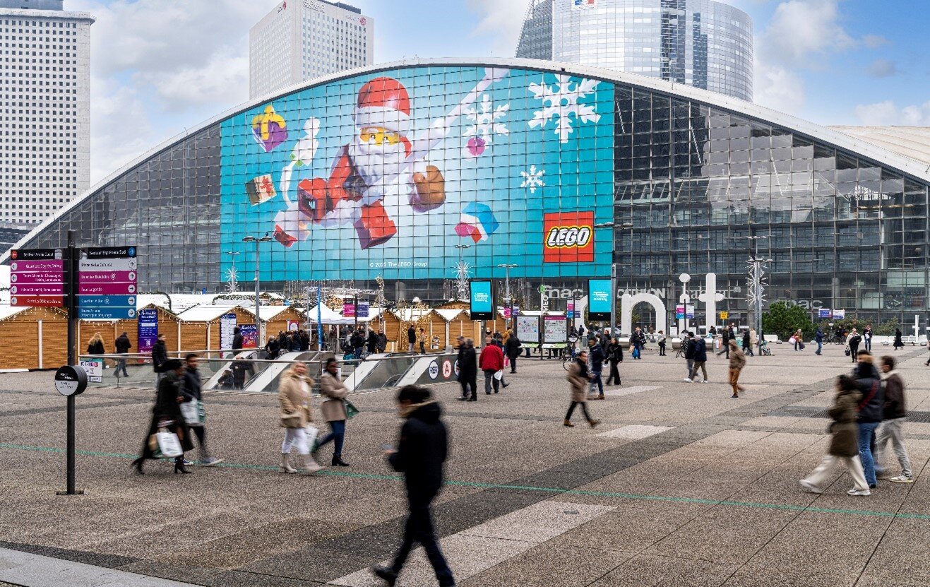 Lego s’affiche sur la façade du CNIT La Défense pour sa campagne de Noël 2022 - © Lego