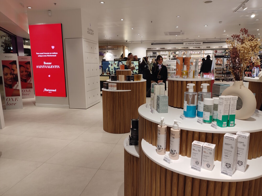 A l’entrée, les présentoirs se parent de bois. - © Républik Retail / CC