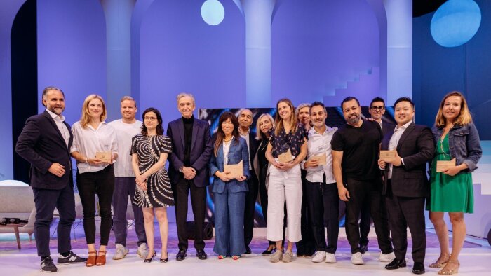 Les gagnants de la 6e édition des Innovations Awards de LVMH avec Bernard Arnault, p-dg du groupe. - © Marion Rouge LVMH