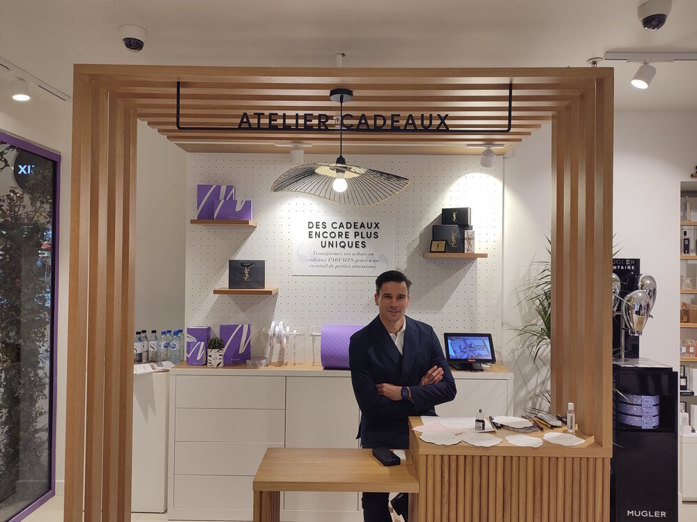 Gabriele Pellegrini, directeur marketing de Marionnaud, au sein du nouvel espace l’Atelier Cadeaux. - © Républik Retail / CC