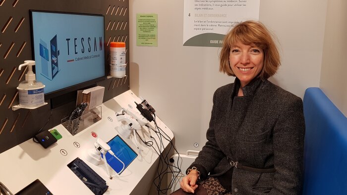 Maguelone Paré (Monoprix) dans la cabine Tessan qui permet de voir un médecin pour une consultation. - © CC / Républik Retail