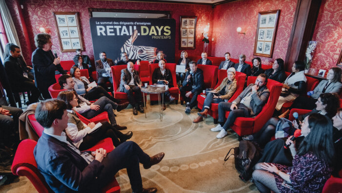 Chaque participant peut prendre la parole pour partager son expertise ou ses questions. - © Républik Retail