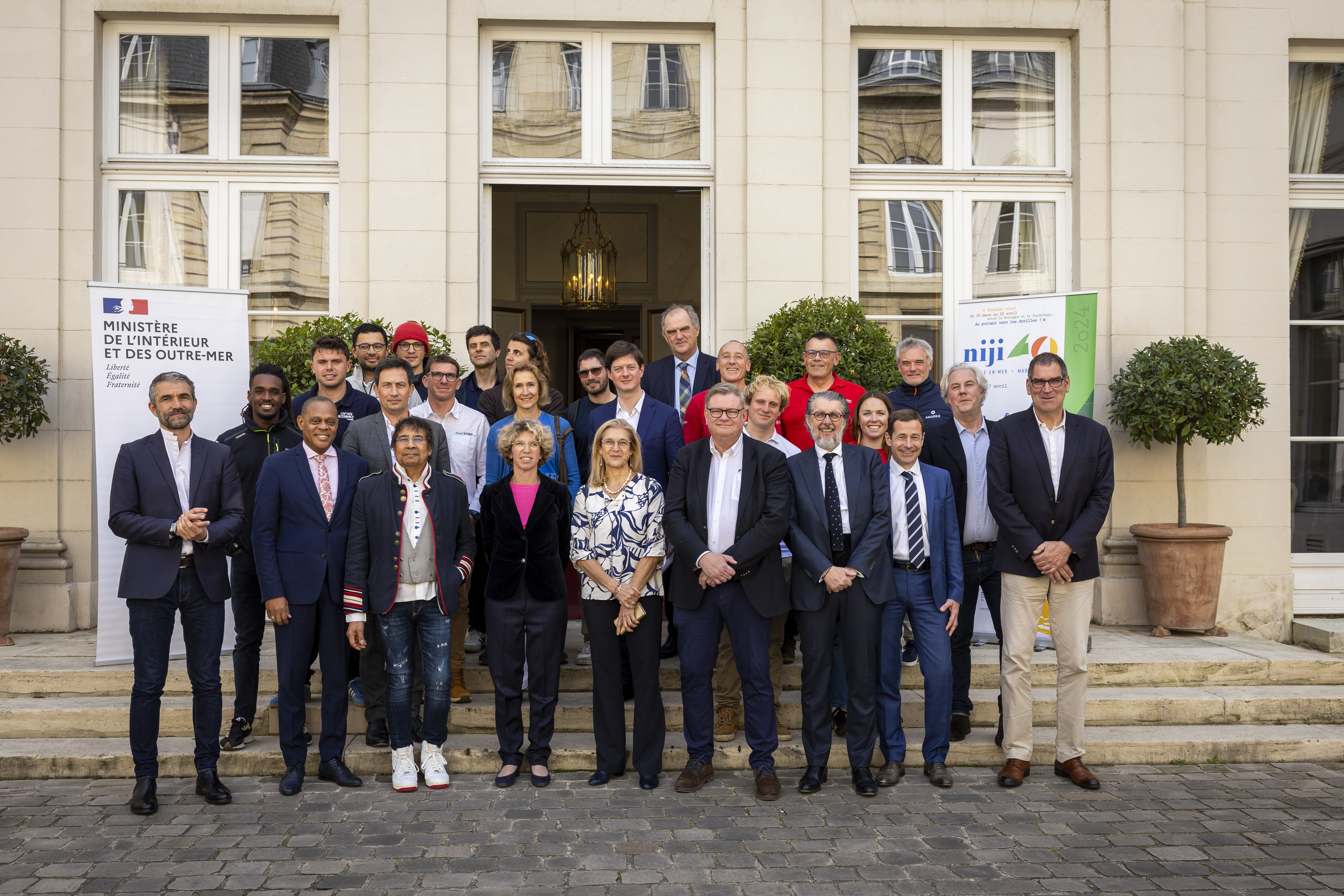 Les organisateurs et soutiens de la course au Ministère des Outre-Mer, le 21 mars 2024 - © Jean-Marie LIOT / Niji40