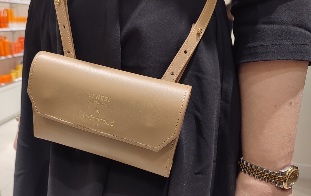 Marionnaud a sollicité Lancel pour créer les pochettes pour faciliter la mobilité des vendeurs. - © Républik Retail / CC