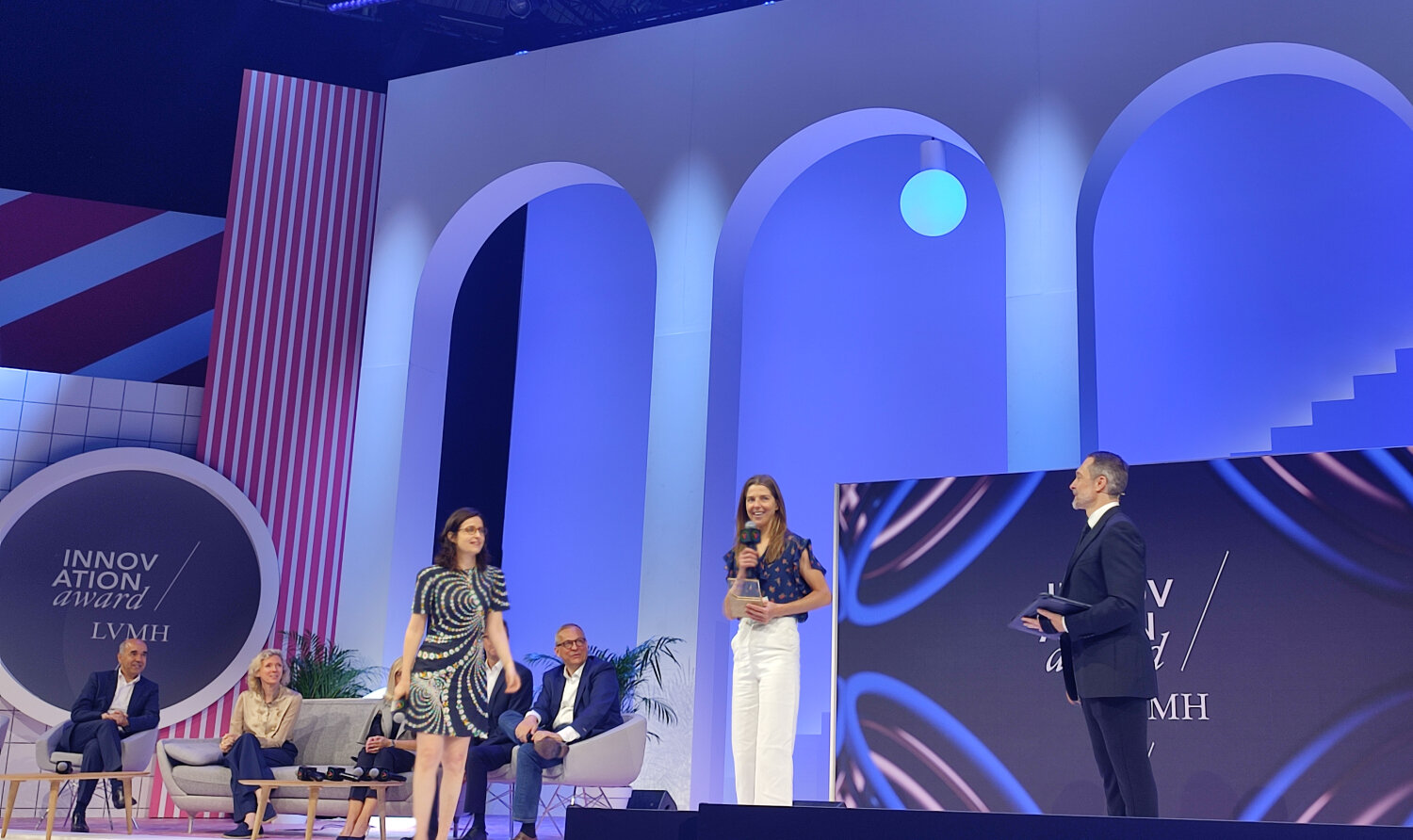 La fondatrice de WeTurn reçoit son prix lors des Innovation Award LVMH. - © Républik Retail