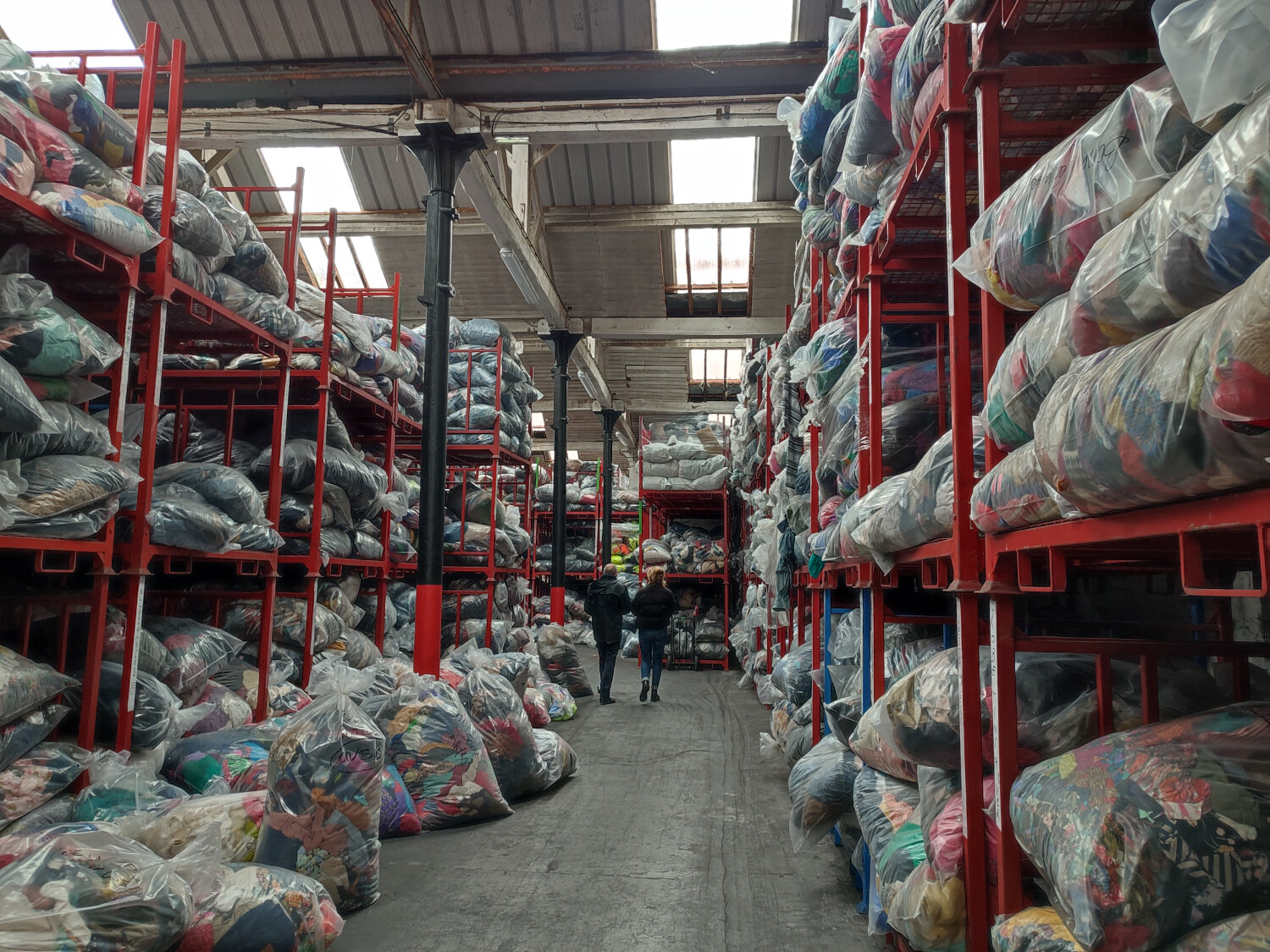 L’entrepôt situé au sud de Rouen reçoit environ 50 tonnes de vêtements à trier par jour. - © Républik Retail