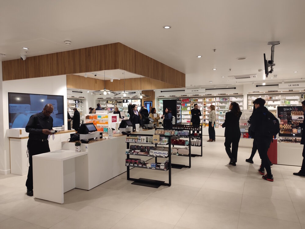 Marionnaud a conservé des caisses classiques en plus de l’encaissement en mobilité. - © Républik Retail / CC