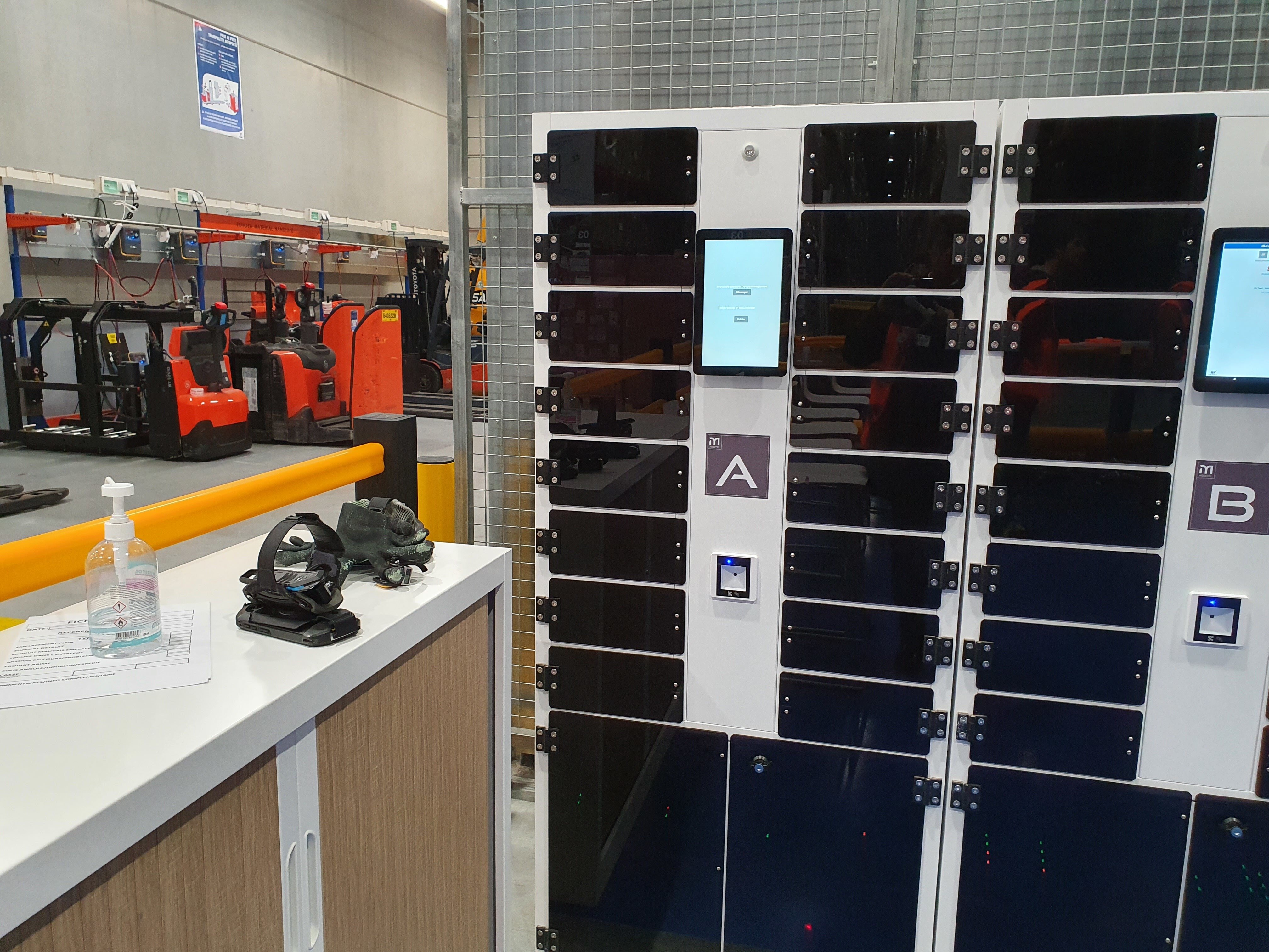 Les opérateurs disposent de casier personnel dans lesquels leurs accessoires sont désinfectés par ultraviolet. - © D.R.