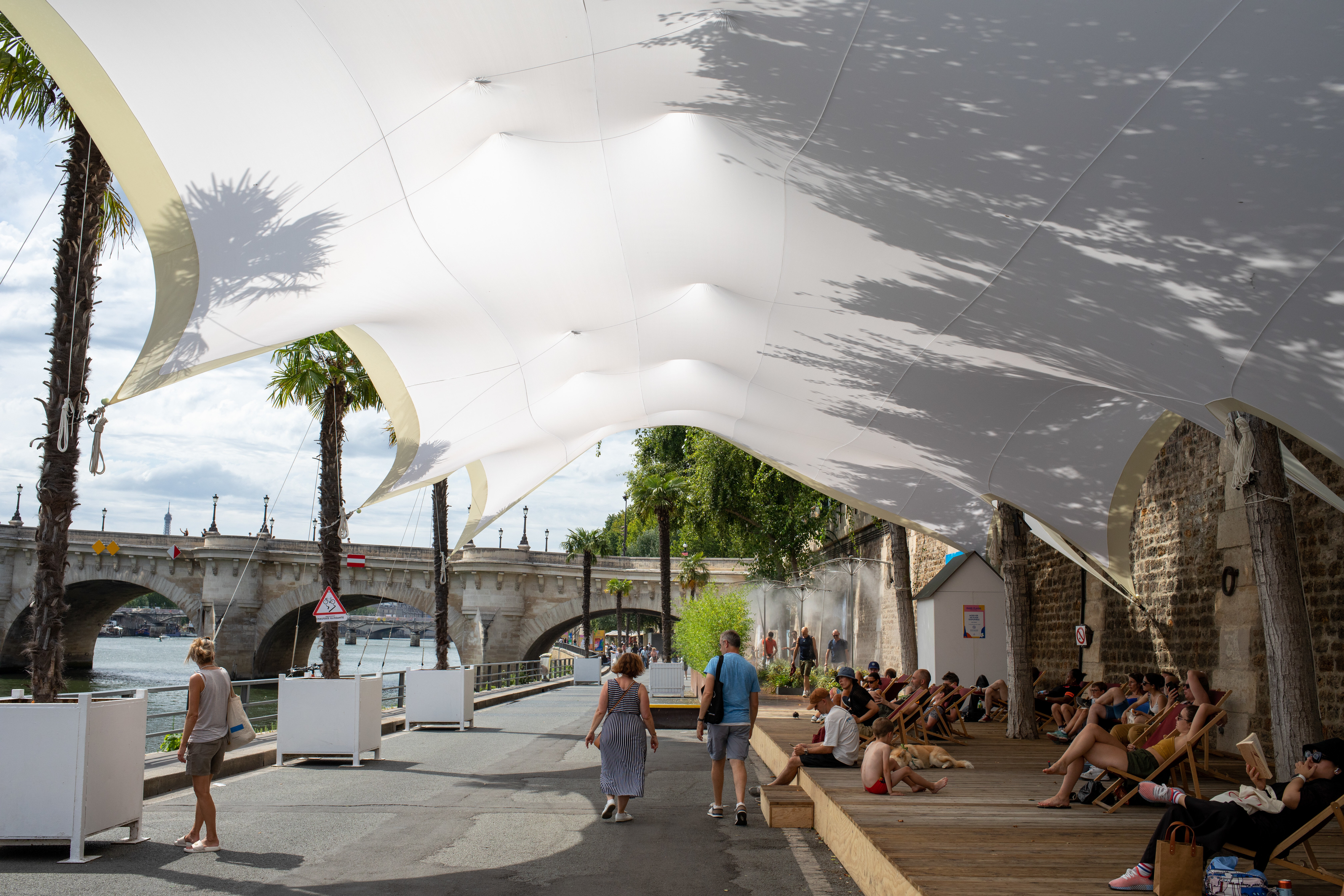 La mairie de Paris a installé de grandes voiles d’ombrage pour réduire l’impact de la chaleur - © Mairie de Paris