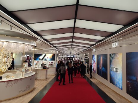 L&amp;#039;entrée reste identique avec un tapis rouge et un espace évènementiel sur la gauche. - ©&amp;#160;CC / Républik Retail