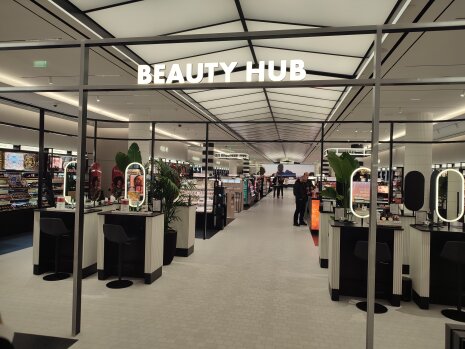 Le Beauty Hub trône au centre du magasin pour conseiller les clientes. - ©&amp;#160;CC / Républik Retail