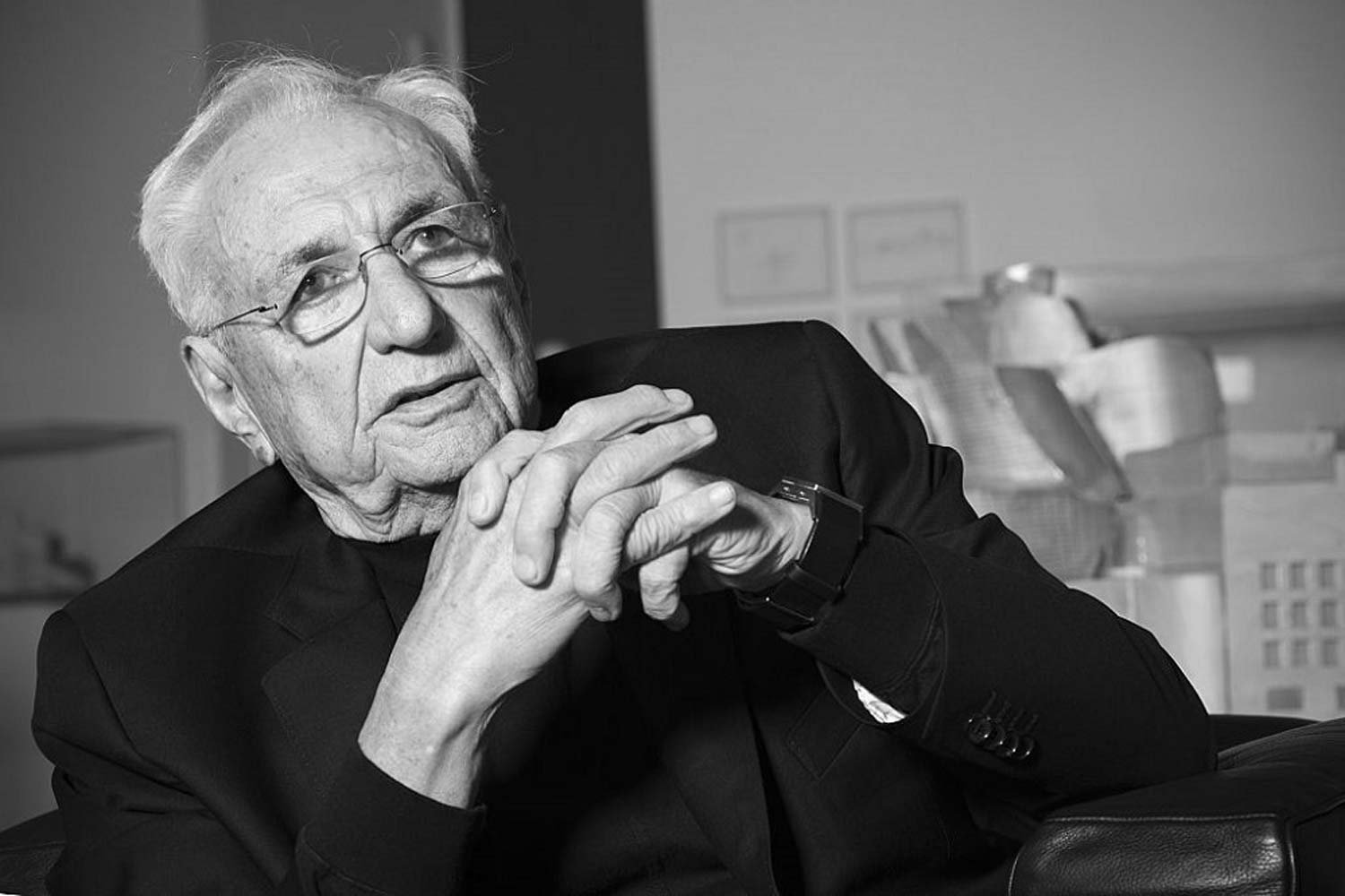 La disparition de Frank Gehry laisse un héritage majeur : musées iconiques, innovations techniques et projets tertiaires qui ont redéfini l’architecture contemporaine.