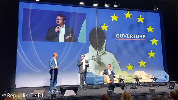 Jean-Noël de Galzain (assis à droite) et Vincent Strubel (debout) à l’ouverture des dixièmes UECC. - © Républik IT / B.L.